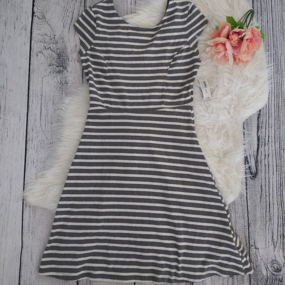 ✨NWT✨ Old Navy gray and white striped summer dress